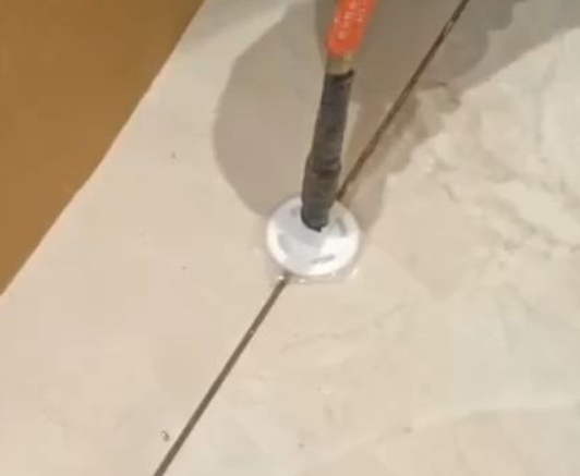 木垒哈萨克瓷砖空鼓维修公司专业解答瓷砖在铺贴过程中，如果没有涂抹均匀到位的粘结材料（如水泥砂浆或瓷砖胶），可能会导致以下问题